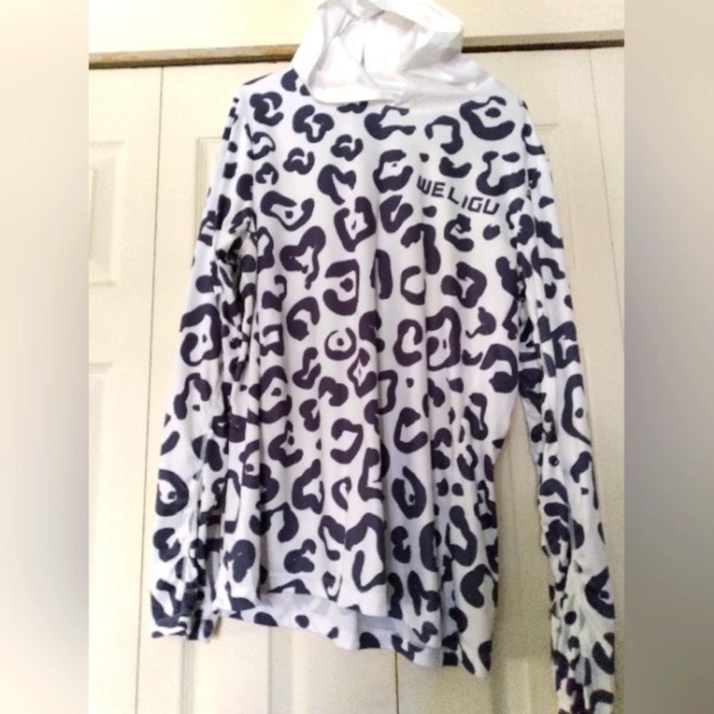 ❤️SALE ITEM Weligu SPF50 long sleeve hoodie NWOT